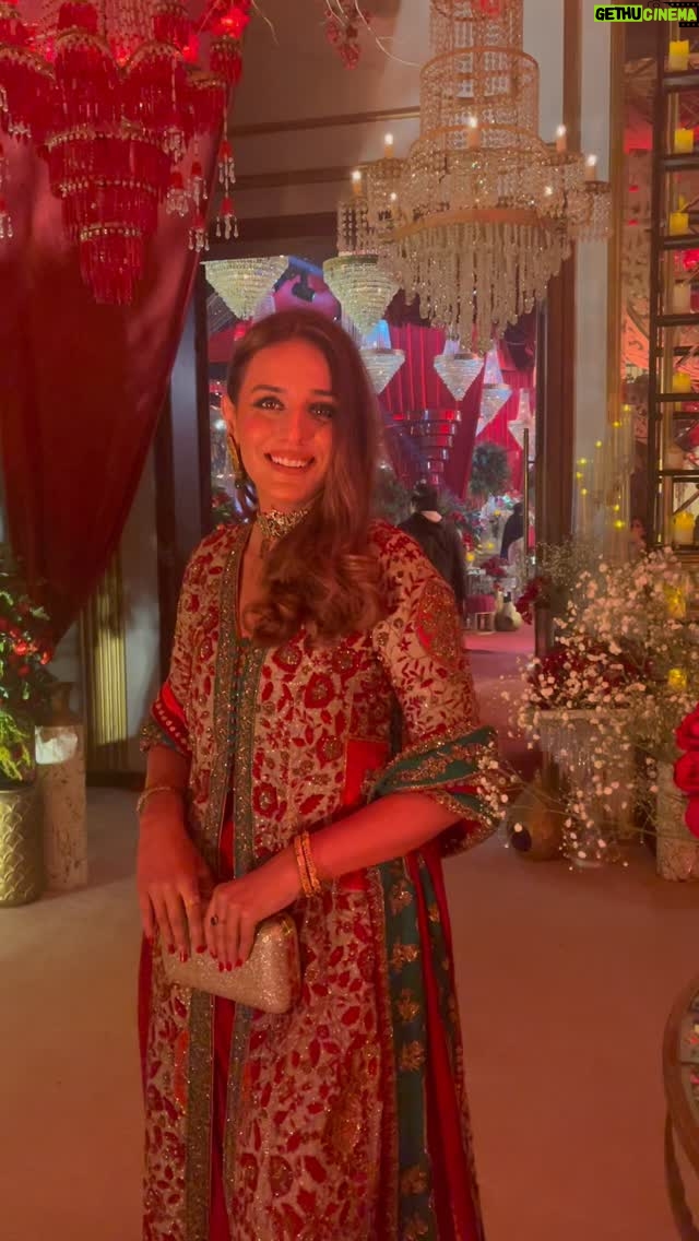Kinza Razzak - 2.6K Likes - A little bit of red in life is always good ❣️

Clothes by @sairashakira 
Jewellery by @zaheenkamran