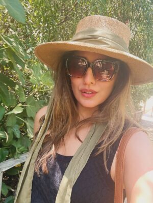 Kinza Razzak Instagram - Hats on 
Worries gone
 👒☀️

…
#cadiz #spain #sotogrande