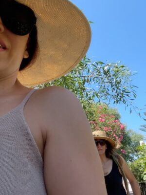 Kinza Razzak Instagram - Hats on 
Worries gone
 👒☀️

…
#cadiz #spain #sotogrande