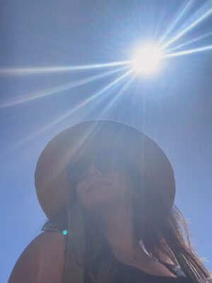Kinza Razzak Instagram - Hats on 
Worries gone
 👒☀️

…
#cadiz #spain #sotogrande