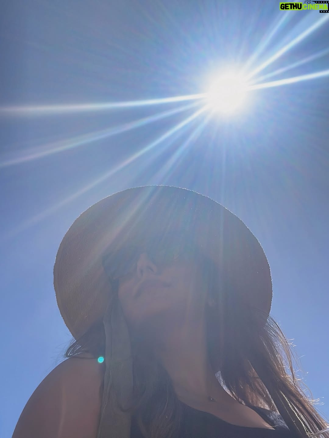 Kinza Razzak - 16.4K Likes - Hats on 
Worries gone
 👒☀️

…
#cadiz #spain #sotogrande