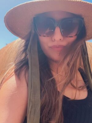 Kinza Razzak Instagram - Hats on 
Worries gone
 👒☀️

…
#cadiz #spain #sotogrande