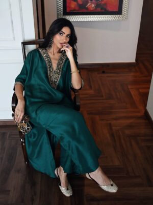 Kiran Malik Instagram - Wrapped in jewel tones and intricate detailing 🌿☘️
Wearing Drishti Chhabraa @drishtichhabraa — effortless luxury, refined artistry. 

Earrings @armaans_creationz 

Khussa ❤️ @trunklane 

📸 @sharmeenkhanphotography 

#kiranmalik #DrishtiChhabraa #FestiveElegance #TimelessStyle #styletricksbyk
