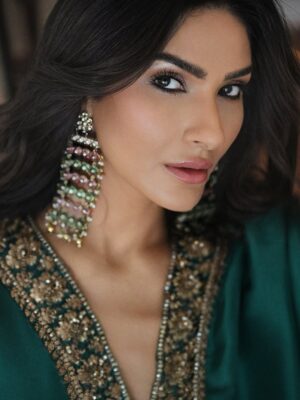 Kiran Malik Instagram - Wrapped in jewel tones and intricate detailing 🌿☘️
Wearing Drishti Chhabraa @drishtichhabraa — effortless luxury, refined artistry. 

Earrings @armaans_creationz 

Khussa ❤️ @trunklane 

📸 @sharmeenkhanphotography 

#kiranmalik #DrishtiChhabraa #FestiveElegance #TimelessStyle #styletricksbyk