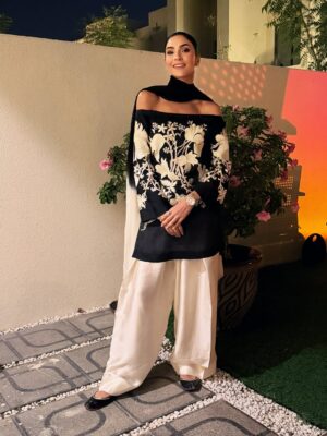 Kiran Malik Instagram - Cozy December dinner 🖤🖤

Wearing @sehrishrehan 

#kiranmalik