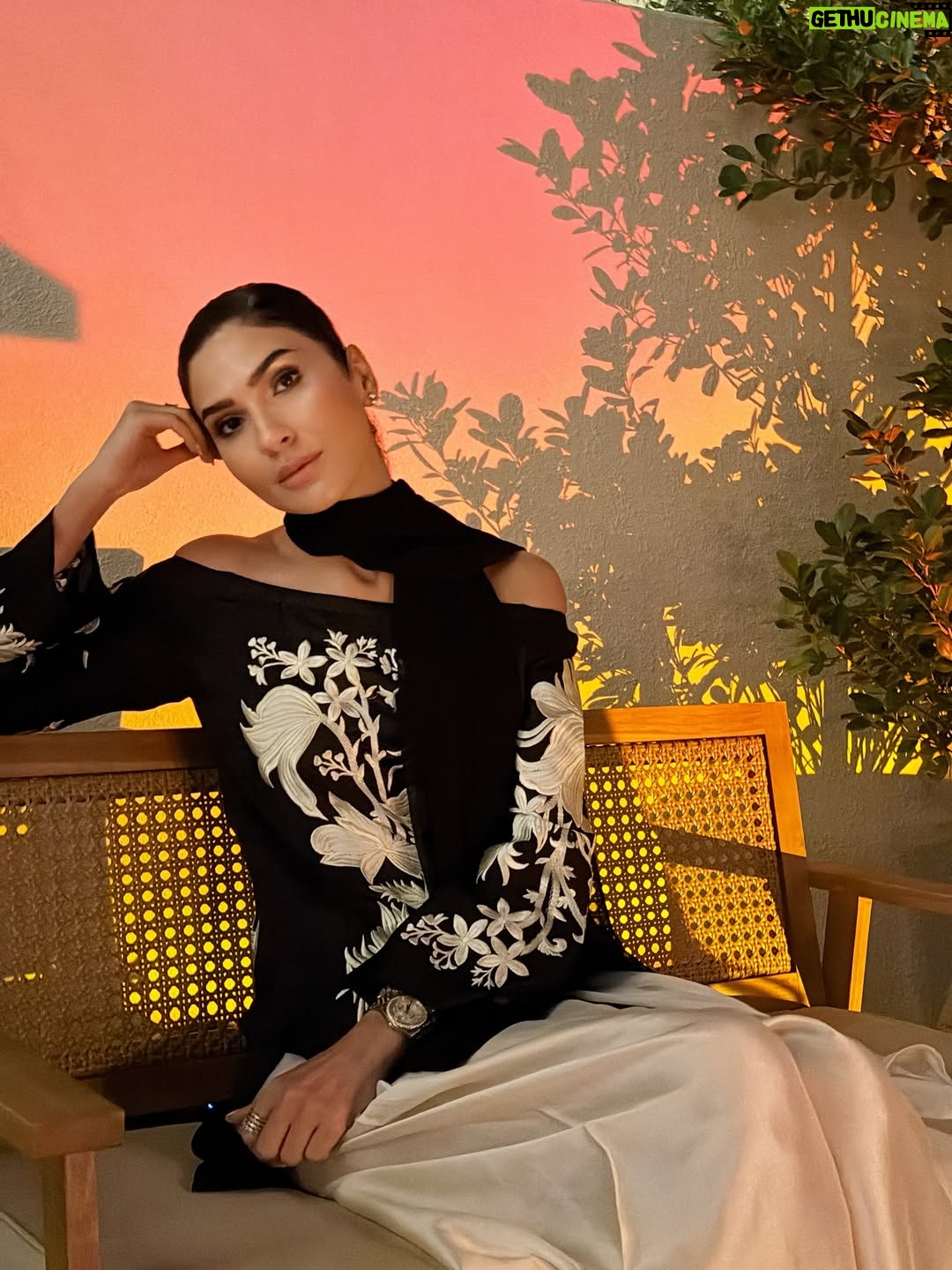 Kiran Malik - 0.9K Likes - Cozy December dinner 🖤🖤

Wearing @sehrishrehan 

#kiranmalik