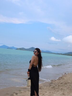 Kirti Bhatia Instagram - Life on soft mode 🐚🌊🎀🩵
#picoftheday #trend #explore #foryou #fyp #beach #cairns #sunset #australia #ootd