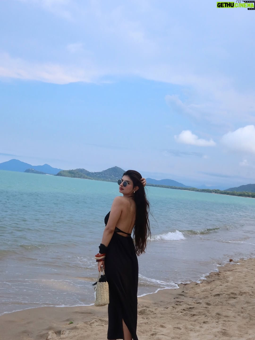 Kirti Bhatia - 2.4K Likes - Life on soft mode 🐚🌊🎀🩵

#picoftheday #trend #explore #foryou #fyp #beach #cairns #sunset #australia #ootd