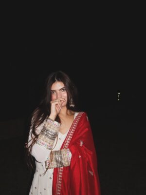 Kirti Bhatia Instagram - The only sparkle you need this दिवाली🪔🦢🪷✨
#picoftheday #diwali #foryou #explore #trending #instagram #melbourne #postviral