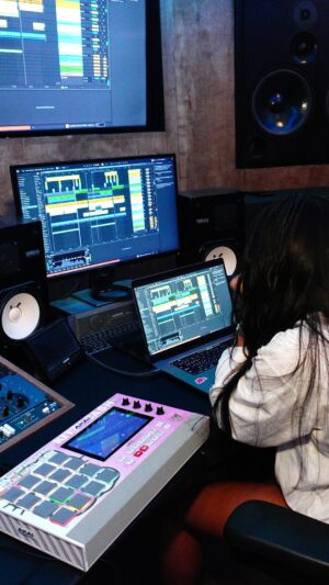 Kitty Cash Instagram - Started chopping up for fun… Should I finish this song for 2026 👀 

A lil rusty but happy to be back with my baby 🥰 and for everyone asking it’s an Akai MPC Live II