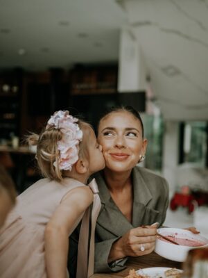 Klaudia Halejcio Instagram - Rodzinna misja specjalna: świętujemy 19. urodziny naszej Tosi 🎂❤️
Zgadnijcie — która twarz to kopia której? 😄

📸 @patrz_wspomnienie