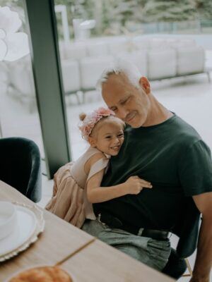 Klaudia Halejcio Instagram - Rodzinna misja specjalna: świętujemy 19. urodziny naszej Tosi 🎂❤️
Zgadnijcie — która twarz to kopia której? 😄

📸 @patrz_wspomnienie