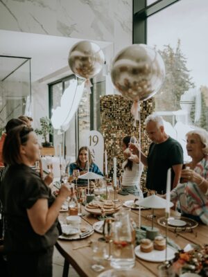 Klaudia Halejcio Instagram - Rodzinna misja specjalna: świętujemy 19. urodziny naszej Tosi 🎂❤️
Zgadnijcie — która twarz to kopia której? 😄

📸 @patrz_wspomnienie
