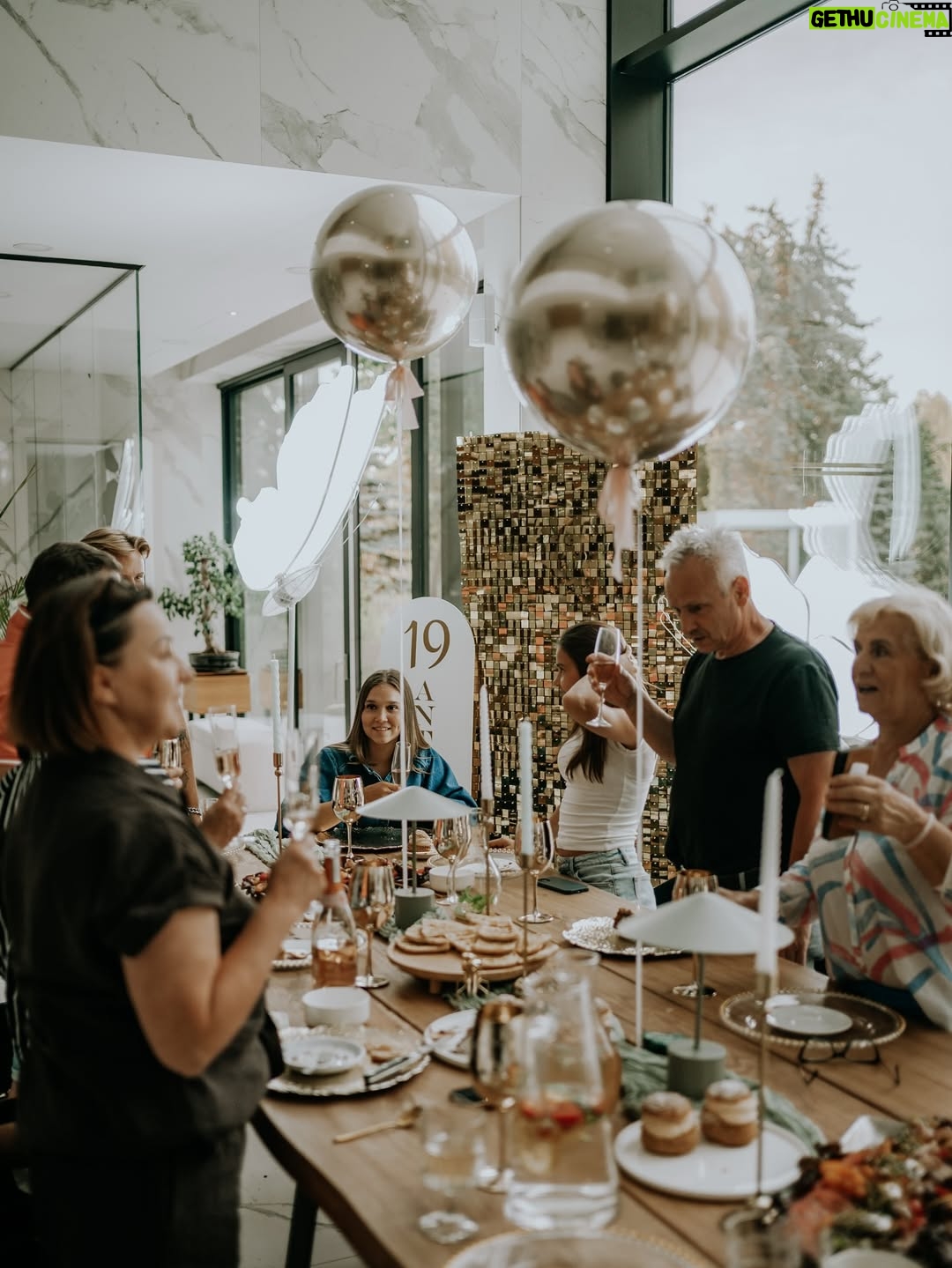 Klaudia Halejcio - 47.4K Likes - Rodzinna misja specjalna: świętujemy 19. urodziny naszej Tosi 🎂❤️
Zgadnijcie — która twarz to kopia której? 😄

📸 @patrz_wspomnienie