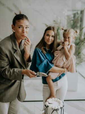 Klaudia Halejcio Instagram - Rodzinna misja specjalna: świętujemy 19. urodziny naszej Tosi 🎂❤️
Zgadnijcie — która twarz to kopia której? 😄

📸 @patrz_wspomnienie