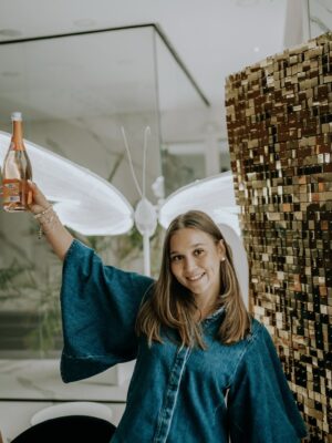 Klaudia Halejcio Instagram - Rodzinna misja specjalna: świętujemy 19. urodziny naszej Tosi 🎂❤️
Zgadnijcie — która twarz to kopia której? 😄

📸 @patrz_wspomnienie