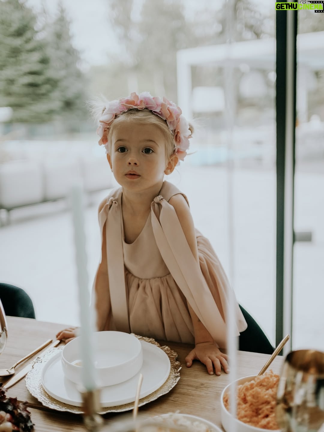 Klaudia Halejcio - 47.4K Likes - Rodzinna misja specjalna: świętujemy 19. urodziny naszej Tosi 🎂❤️
Zgadnijcie — która twarz to kopia której? 😄

📸 @patrz_wspomnienie