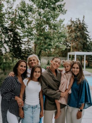 Klaudia Halejcio Instagram - Rodzinna misja specjalna: świętujemy 19. urodziny naszej Tosi 🎂❤️
Zgadnijcie — która twarz to kopia której? 😄

📸 @patrz_wspomnienie
