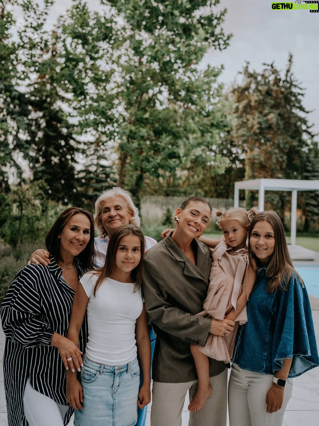 Klaudia Halejcio - 47.4K Likes - Rodzinna misja specjalna: świętujemy 19. urodziny naszej Tosi 🎂❤️
Zgadnijcie — która twarz to kopia której? 😄

📸 @patrz_wspomnienie