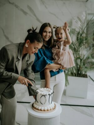 Klaudia Halejcio Instagram - Rodzinna misja specjalna: świętujemy 19. urodziny naszej Tosi 🎂❤️
Zgadnijcie — która twarz to kopia której? 😄

📸 @patrz_wspomnienie