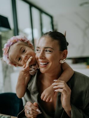 Klaudia Halejcio Instagram - Rodzinna misja specjalna: świętujemy 19. urodziny naszej Tosi 🎂❤️
Zgadnijcie — która twarz to kopia której? 😄

📸 @patrz_wspomnienie