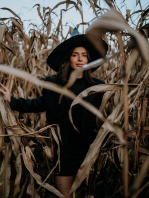 Klaudia Halejcio Instagram - Witch vibes 🤭❤️

A Wy jak spędzacie Halloween? 🎃