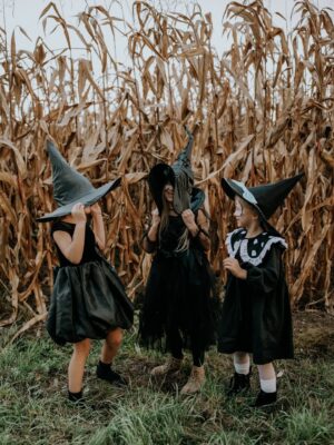 Klaudia Halejcio Instagram - Witch vibes 🤭❤️

A Wy jak spędzacie Halloween? 🎃