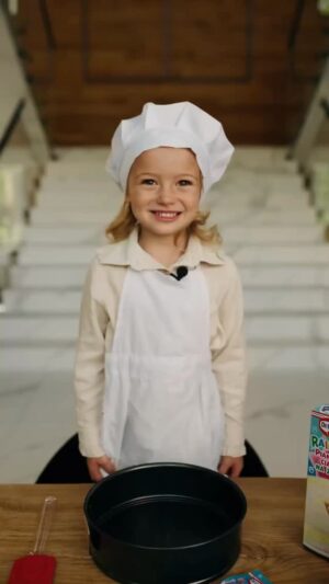 Klaudia Halejcio Instagram - Nel dziś totalnie zawładnęła kuchnią i oznajmiła, że będzie robić ciasto sama! 💕 Oczywiście wybrała tęczowe ciasto z Kociego Domku Gabi, bo co innego mogłaby wybrać największa fanka tej bajki? 😄
Zrobiłyśmy razem RAINBOW Koci Domek Gabi od @droetkerpolska i serio – genialny patent! Bez pieczenia, tylko ubić mleko zagęszczone i mamy piankową tęczę w trzech kolorach 🌈 Nel sama nakładała warstwy i była tak dumna, że aż się wzruszyłam. Efekt? Ciasto wygląda jak żywcem wyjęte z bajki, a mina Nel bezcenna! 🐱✨
Teraz czekamy aż stężeje w lodówce, a Nel co 5 minut pyta czy już można jeść 😂
Wasze dzieci też tak mocno przeżywają wszystko z ulubionej bajki?

[reklama] 

#kocidomekgabi #dr.oetker #piankoweciasto #rainbowpiankoweciasto #DomoweSłodkości 
#RodzinneChwile #CzasZDzieckiem #RodzinnaZabawa #MamaICórka #GotowanieZDzieckiem #DziecięcaRadość #PomysłNaZabawę