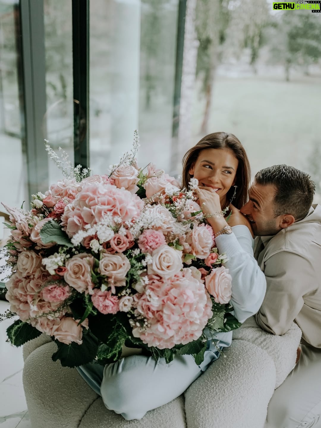 Klaudia Halejcio - 68K Likes - ✨ To był cudowny, urodzinowy poranek 🥰❤️ Dziękuję Kochanie za tę piękną niespodziankę – sprawiłeś, że dzień zaczął się magicznie! ✨ 

#wspomnienie 😍
@patrz_wspomnienie