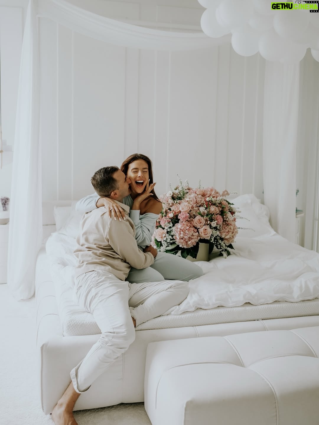 Klaudia Halejcio - 68K Likes - ✨ To był cudowny, urodzinowy poranek 🥰❤️ Dziękuję Kochanie za tę piękną niespodziankę – sprawiłeś, że dzień zaczął się magicznie! ✨ 

#wspomnienie 😍
@patrz_wspomnienie