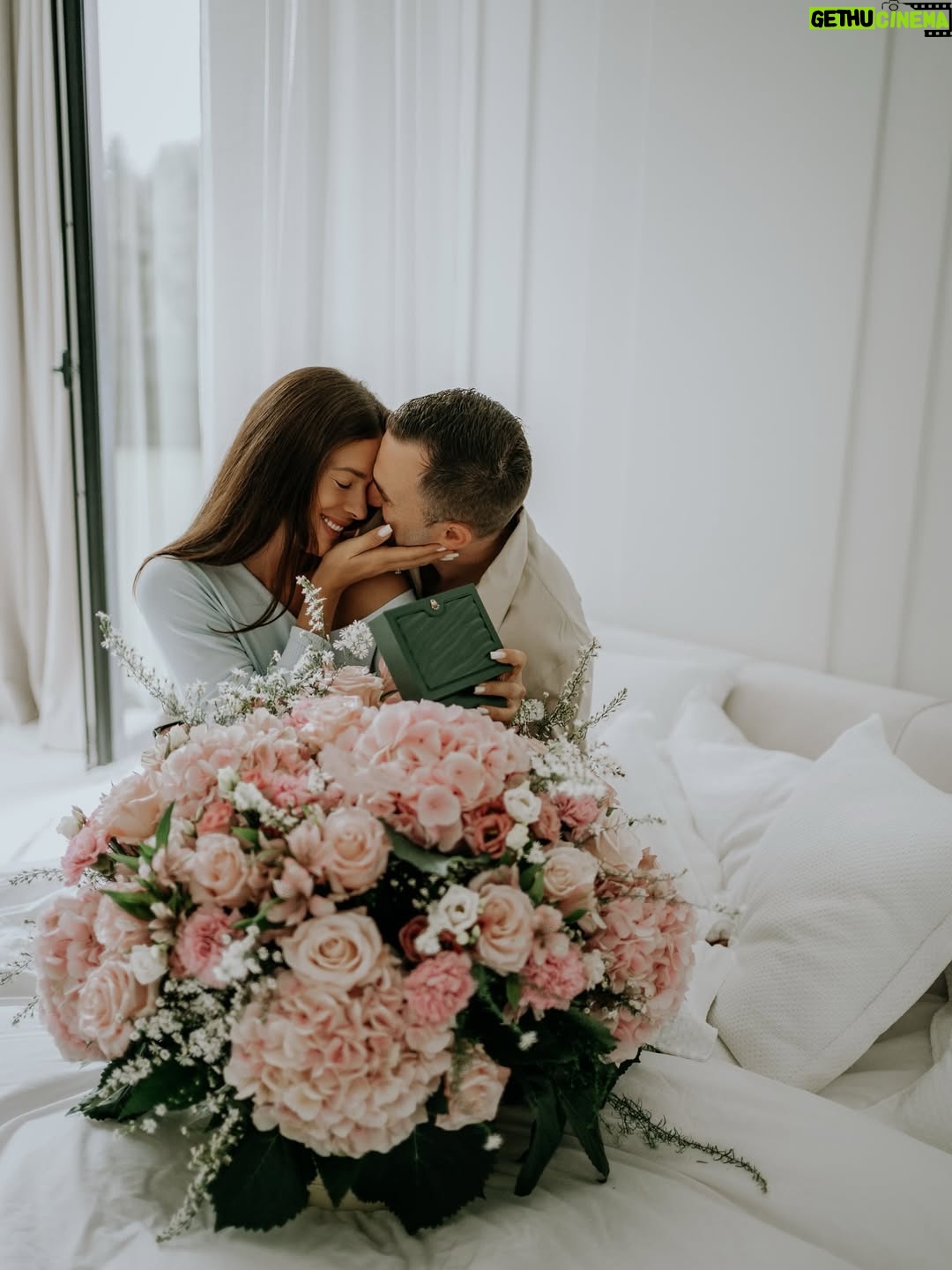 Klaudia Halejcio - 68K Likes - ✨ To był cudowny, urodzinowy poranek 🥰❤️ Dziękuję Kochanie za tę piękną niespodziankę – sprawiłeś, że dzień zaczął się magicznie! ✨ 

#wspomnienie 😍
@patrz_wspomnienie