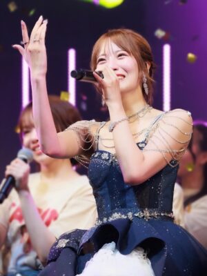 Kojima Karin Instagram - #小嶋花梨卒業コンサート 💌𓂃◌𓈒𓐍
⁡
⁡
 "大好きなNMB48へ"
そんな気持ちを込めて最後に私が出来る全てを
詰め込みました!! 
間違いなくこの9年半の活動の中で
1番楽しくて幸せな時間でした。
⁡
ありがとうございました🫧
⁡
⁡
⁡
1曲目から真っ赤な景色が広がっていて、初っ端から胸が熱くなりました。
⁡
いつの日からか、ユニットなどでステージに出てくると、赤のペンライトに色を変えて、真っ赤な景色にしてくださって、その度にNMB48ファンの皆さんからの愛を感じていました😌❤️
⁡
推しだからとかも関係なく、何も言わずとも
こじりん＝赤 だから！という皆さんの気持ち。
この景色を見る度に、頑張ろうと思えたし、NMB48ファンの皆さんの温かさに包まれていると
1番実感する瞬間でした！
⁡
もうこの景色見る事ないんだって思ったら寂しくて仕方がなかったけど、忘れることの無い景色です。
本当にありがとうございました…❤️
⁡
⁡
⁡
卒業生の皆さんも駆けつけてくださり、
あの頃が蘇ってきて幸せな時間でした💭
⁡
皆さんがいなければ乗り越えられなかった壁が沢山あって、一緒に踏ん張って頑張ってきたあの時期が1番宝物で楽しかった…！
NMB48に加入して、こんなにもかけがえの無い仲間、先輩に出会えた事が幸せです。心から感謝の気持ちでいっぱいです！ありがとうございました♡
⁡
⁡
⁡
私の人生を様々なタイミングで変えてくれた
山本彩さんも駆けつけてくださり、夢のような時間でした！これからの人生においても、この夢のような時間を思い出せば頑張れます！✊🏻ˊ˗
そしてまた未来へも気持ちを繋ぐことができたと思います😌"頑張れっ！"
⁡
⁡
⁡
大好きなメンバーに私からの思いを伝えるのはこの場が最後だと思い、一人一人にメッセージを書かせてもらいました💌𓈒𓏸︎︎︎︎
⁡
大人数グループだと中々一人一人にゆっくり向き合う事が出来ず、伝える機会もあまり無かったけど、
皆に魅力があって期待してる事だらけです！
⁡
人と比べられる世界で、自分の魅力的な部分よりも
足りないものや劣っていることに目が行きがちな環境。そんなの凄くもったいない。得意な事、好きな物がある事は大きな武器！
私はこれと言った武器が無くてどれも中途半端。
最初はそれがコンプレックスだったけど、それさえも自分の武器だと思うようになりました。
⁡
メンバーの皆には自分のいい所にもっと目を向けてほしいし、一生懸命頑張れる事も大きな武器なんだよ！と思うので、これからも自分たち信じて、自信を持って活動して欲しいなって思います☺️🤍
⁡
⁡
⁡
最後は、私達を輝かせてくださった、
衣装・メイクチームの皆さん！舞台スタッフの全てのみなさん！本当にありがとうございました!!
⁡
⁡
衣装さんのご好意でネクタイに、
山本彩さんからのメッセージを刺繍してくださったんです🥺嬉しかった〜🥺❤️
⁡
大好きだった "僕らのユリイカ"衣装も
新しく作って頂きました！後ろ姿も、どこから見ても可愛くて仕方がない!! 
⁡
デニムドレスも可愛すぎ!!一生の宝物💎💎
⁡
ぜーーーーんぶお気に入りです…♡
理想を超えるお衣装！沢山のわがままを聞いて下さり、ギリギリまで準備してくださって本当にありがとうございました👗🤍
⁡
⁡
メイクチームもずっと付きっきりで時間の無い早替えの中、細かい部分まで綺麗に直してくれてありがとうございました🥹💗
あれしたいこれしたいも全部聞いて下さり、
完璧な状態で自信もって本番迎えられました！
どの瞬間切り取っても輝けたのはメイクチームのおかげです!! 🫧
⁡
⁡
書ききれていない事も沢山ありますが…
関わって下さった全ての皆さんに感謝の気持ちでいっぱいです！本当にありがとうございました。
⁡
最終稼働日は11月20日になります！
最後までよろしくお願いします⸜🌷︎⸝‍