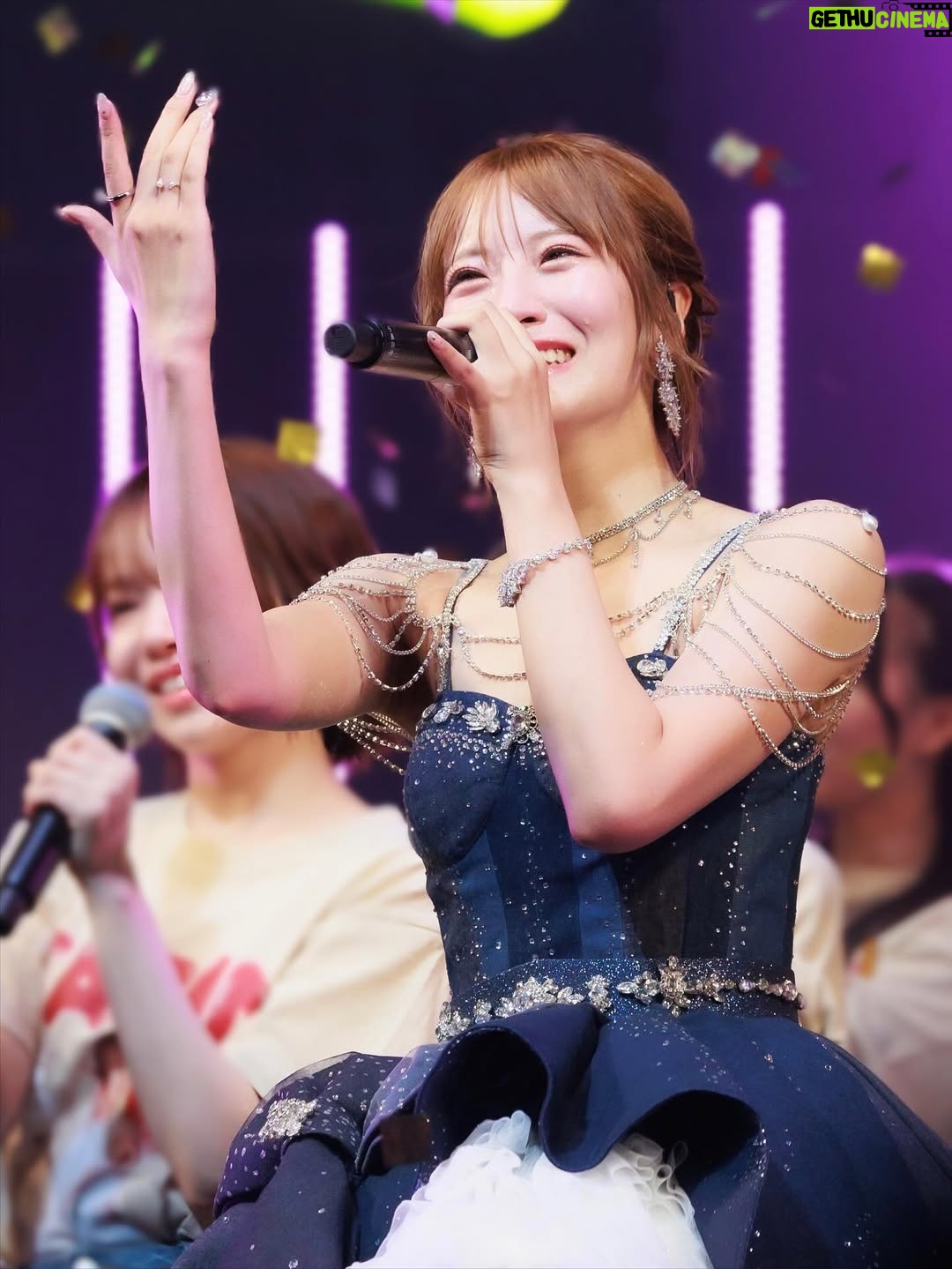 Kojima Karin - 12.4K Likes - #小嶋花梨卒業コンサート 💌𓂃◌𓈒𓐍
⁡
⁡
 "大好きなNMB48へ"
そんな気持ちを込めて最後に私が出来る全てを
詰め込みました!! 
間違いなくこの9年半の活動の中で
1番楽しくて幸せな時間でした。
⁡
ありがとうございました🫧
⁡
⁡
⁡
1曲目から真っ赤な景色が広がっていて、初っ端から胸が熱くなりました。
⁡
いつの日からか、ユニットなどでステージに出てくると、赤のペンライトに色を変えて、真っ赤な景色にしてくださって、その度にNMB48ファンの皆さんからの愛を感じていました😌❤️
⁡
推しだからとかも関係なく、何も言わずとも
こじりん＝赤 だから！という皆さんの気持ち。
この景色を見る度に、頑張ろうと思えたし、NMB48ファンの皆さんの温かさに包まれていると
1番実感する瞬間でした！
⁡
もうこの景色見る事ないんだって思ったら寂しくて仕方がなかったけど、忘れることの無い景色です。
本当にありがとうございました…❤️
⁡
⁡
⁡
卒業生の皆さんも駆けつけてくださり、
あの頃が蘇ってきて幸せな時間でした💭
⁡
皆さんがいなければ乗り越えられなかった壁が沢山あって、一緒に踏ん張って頑張ってきたあの時期が1番宝物で楽しかった…！
NMB48に加入して、こんなにもかけがえの無い仲間、先輩に出会えた事が幸せです。心から感謝の気持ちでいっぱいです！ありがとうございました♡
⁡
⁡
⁡
私の人生を様々なタイミングで変えてくれた
山本彩さんも駆けつけてくださり、夢のような時間でした！これからの人生においても、この夢のような時間を思い出せば頑張れます！✊🏻ˊ˗
そしてまた未来へも気持ちを繋ぐことができたと思います😌"頑張れっ！"
⁡
⁡
⁡
大好きなメンバーに私からの思いを伝えるのはこの場が最後だと思い、一人一人にメッセージを書かせてもらいました💌𓈒𓏸︎︎︎︎
⁡
大人数グループだと中々一人一人にゆっくり向き合う事が出来ず、伝える機会もあまり無かったけど、
皆に魅力があって期待してる事だらけです！
⁡
人と比べられる世界で、自分の魅力的な部分よりも
足りないものや劣っていることに目が行きがちな環境。そんなの凄くもったいない。得意な事、好きな物がある事は大きな武器！
私はこれと言った武器が無くてどれも中途半端。
最初はそれがコンプレックスだったけど、それさえも自分の武器だと思うようになりました。
⁡
メンバーの皆には自分のいい所にもっと目を向けてほしいし、一生懸命頑張れる事も大きな武器なんだよ！と思うので、これからも自分たち信じて、自信を持って活動して欲しいなって思います☺️🤍
⁡
⁡
⁡
最後は、私達を輝かせてくださった、
衣装・メイクチームの皆さん！舞台スタッフの全てのみなさん！本当にありがとうございました!!
⁡
⁡
衣装さんのご好意でネクタイに、
山本彩さんからのメッセージを刺繍してくださったんです🥺嬉しかった〜🥺❤️
⁡
大好きだった "僕らのユリイカ"衣装も
新しく作って頂きました！後ろ姿も、どこから見ても可愛くて仕方がない!! 
⁡
デニムドレスも可愛すぎ!!一生の宝物💎💎
⁡
ぜーーーーんぶお気に入りです…♡
理想を超えるお衣装！沢山のわがままを聞いて下さり、ギリギリまで準備してくださって本当にありがとうございました👗🤍
⁡
⁡
メイクチームもずっと付きっきりで時間の無い早替えの中、細かい部分まで綺麗に直してくれてありがとうございました🥹💗
あれしたいこれしたいも全部聞いて下さり、
完璧な状態で自信もって本番迎えられました！
どの瞬間切り取っても輝けたのはメイクチームのおかげです!! 🫧
⁡
⁡
書ききれていない事も沢山ありますが…
関わって下さった全ての皆さんに感謝の気持ちでいっぱいです！本当にありがとうございました。
⁡
最終稼働日は11月20日になります！
最後までよろしくお願いします⸜🌷︎⸝‍