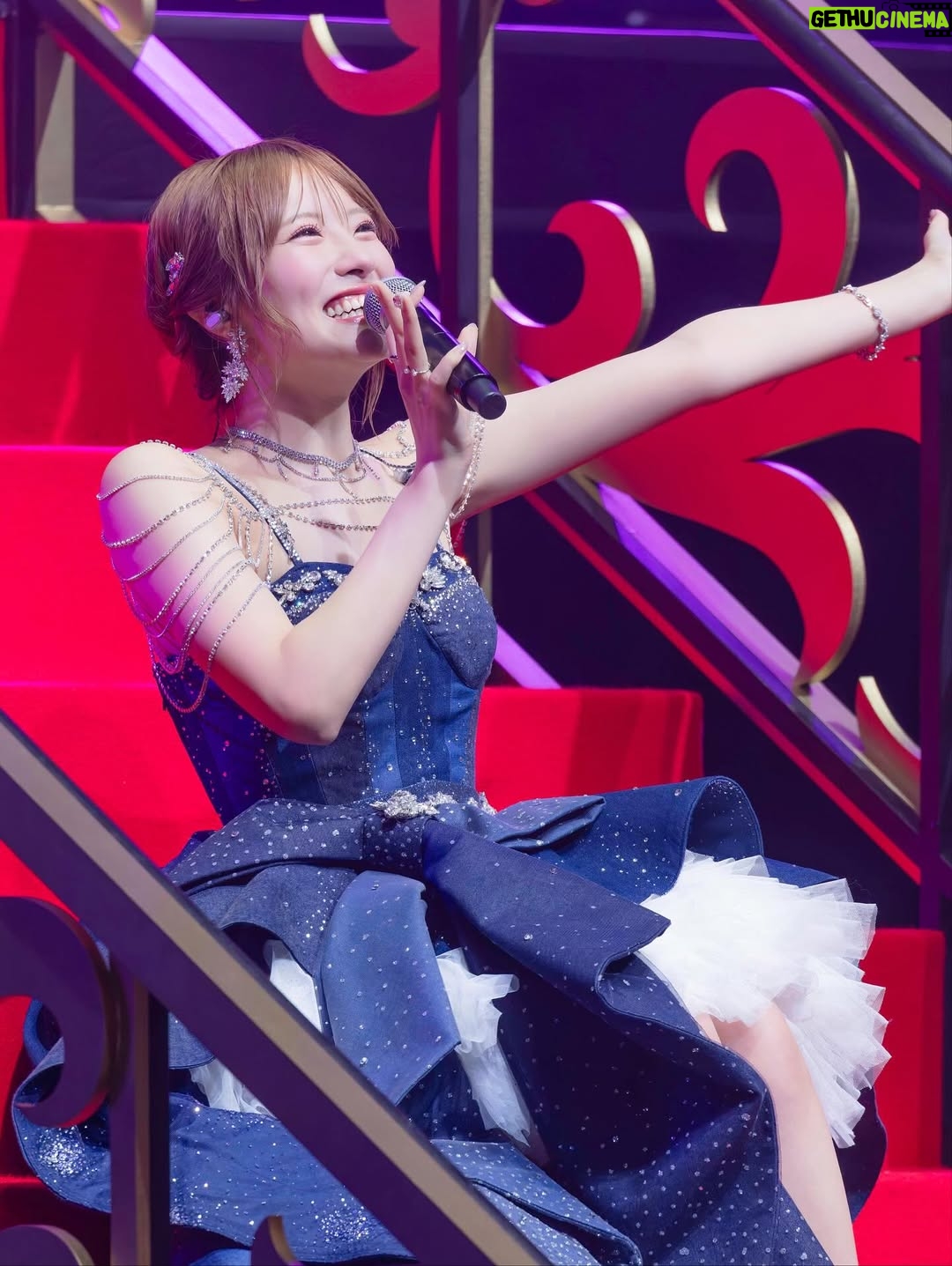 Kojima Karin - 12.4K Likes - #小嶋花梨卒業コンサート 💌𓂃◌𓈒𓐍
⁡
⁡
 "大好きなNMB48へ"
そんな気持ちを込めて最後に私が出来る全てを
詰め込みました!! 
間違いなくこの9年半の活動の中で
1番楽しくて幸せな時間でした。
⁡
ありがとうございました🫧
⁡
⁡
⁡
1曲目から真っ赤な景色が広がっていて、初っ端から胸が熱くなりました。
⁡
いつの日からか、ユニットなどでステージに出てくると、赤のペンライトに色を変えて、真っ赤な景色にしてくださって、その度にNMB48ファンの皆さんからの愛を感じていました😌❤️
⁡
推しだからとかも関係なく、何も言わずとも
こじりん＝赤 だから！という皆さんの気持ち。
この景色を見る度に、頑張ろうと思えたし、NMB48ファンの皆さんの温かさに包まれていると
1番実感する瞬間でした！
⁡
もうこの景色見る事ないんだって思ったら寂しくて仕方がなかったけど、忘れることの無い景色です。
本当にありがとうございました…❤️
⁡
⁡
⁡
卒業生の皆さんも駆けつけてくださり、
あの頃が蘇ってきて幸せな時間でした💭
⁡
皆さんがいなければ乗り越えられなかった壁が沢山あって、一緒に踏ん張って頑張ってきたあの時期が1番宝物で楽しかった…！
NMB48に加入して、こんなにもかけがえの無い仲間、先輩に出会えた事が幸せです。心から感謝の気持ちでいっぱいです！ありがとうございました♡
⁡
⁡
⁡
私の人生を様々なタイミングで変えてくれた
山本彩さんも駆けつけてくださり、夢のような時間でした！これからの人生においても、この夢のような時間を思い出せば頑張れます！✊🏻ˊ˗
そしてまた未来へも気持ちを繋ぐことができたと思います😌"頑張れっ！"
⁡
⁡
⁡
大好きなメンバーに私からの思いを伝えるのはこの場が最後だと思い、一人一人にメッセージを書かせてもらいました💌𓈒𓏸︎︎︎︎
⁡
大人数グループだと中々一人一人にゆっくり向き合う事が出来ず、伝える機会もあまり無かったけど、
皆に魅力があって期待してる事だらけです！
⁡
人と比べられる世界で、自分の魅力的な部分よりも
足りないものや劣っていることに目が行きがちな環境。そんなの凄くもったいない。得意な事、好きな物がある事は大きな武器！
私はこれと言った武器が無くてどれも中途半端。
最初はそれがコンプレックスだったけど、それさえも自分の武器だと思うようになりました。
⁡
メンバーの皆には自分のいい所にもっと目を向けてほしいし、一生懸命頑張れる事も大きな武器なんだよ！と思うので、これからも自分たち信じて、自信を持って活動して欲しいなって思います☺️🤍
⁡
⁡
⁡
最後は、私達を輝かせてくださった、
衣装・メイクチームの皆さん！舞台スタッフの全てのみなさん！本当にありがとうございました!!
⁡
⁡
衣装さんのご好意でネクタイに、
山本彩さんからのメッセージを刺繍してくださったんです🥺嬉しかった〜🥺❤️
⁡
大好きだった "僕らのユリイカ"衣装も
新しく作って頂きました！後ろ姿も、どこから見ても可愛くて仕方がない!! 
⁡
デニムドレスも可愛すぎ!!一生の宝物💎💎
⁡
ぜーーーーんぶお気に入りです…♡
理想を超えるお衣装！沢山のわがままを聞いて下さり、ギリギリまで準備してくださって本当にありがとうございました👗🤍
⁡
⁡
メイクチームもずっと付きっきりで時間の無い早替えの中、細かい部分まで綺麗に直してくれてありがとうございました🥹💗
あれしたいこれしたいも全部聞いて下さり、
完璧な状態で自信もって本番迎えられました！
どの瞬間切り取っても輝けたのはメイクチームのおかげです!! 🫧
⁡
⁡
書ききれていない事も沢山ありますが…
関わって下さった全ての皆さんに感謝の気持ちでいっぱいです！本当にありがとうございました。
⁡
最終稼働日は11月20日になります！
最後までよろしくお願いします⸜🌷︎⸝‍
