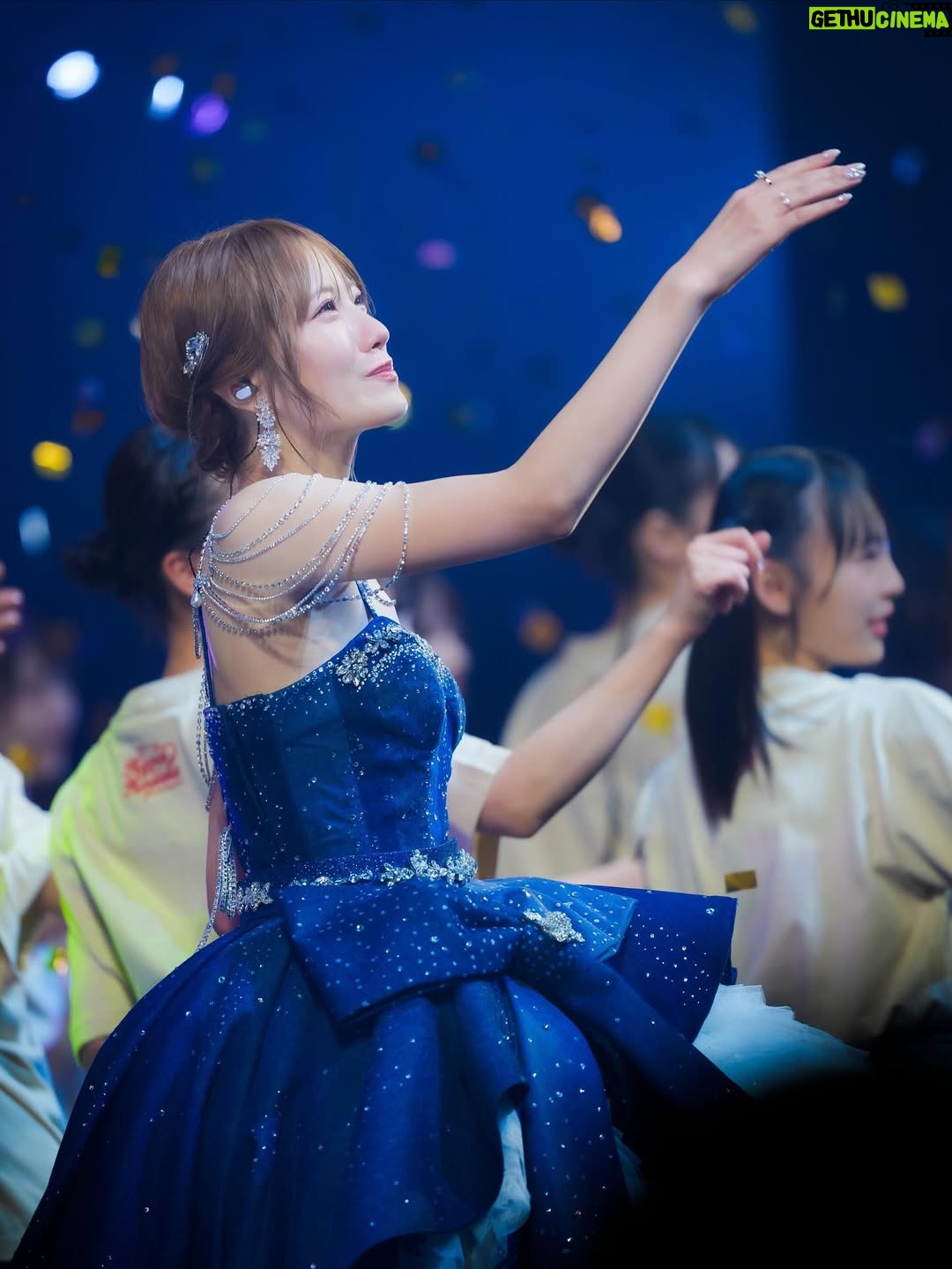 Kojima Karin - 12.4K Likes - #小嶋花梨卒業コンサート 💌𓂃◌𓈒𓐍
⁡
⁡
 "大好きなNMB48へ"
そんな気持ちを込めて最後に私が出来る全てを
詰め込みました!! 
間違いなくこの9年半の活動の中で
1番楽しくて幸せな時間でした。
⁡
ありがとうございました🫧
⁡
⁡
⁡
1曲目から真っ赤な景色が広がっていて、初っ端から胸が熱くなりました。
⁡
いつの日からか、ユニットなどでステージに出てくると、赤のペンライトに色を変えて、真っ赤な景色にしてくださって、その度にNMB48ファンの皆さんからの愛を感じていました😌❤️
⁡
推しだからとかも関係なく、何も言わずとも
こじりん＝赤 だから！という皆さんの気持ち。
この景色を見る度に、頑張ろうと思えたし、NMB48ファンの皆さんの温かさに包まれていると
1番実感する瞬間でした！
⁡
もうこの景色見る事ないんだって思ったら寂しくて仕方がなかったけど、忘れることの無い景色です。
本当にありがとうございました…❤️
⁡
⁡
⁡
卒業生の皆さんも駆けつけてくださり、
あの頃が蘇ってきて幸せな時間でした💭
⁡
皆さんがいなければ乗り越えられなかった壁が沢山あって、一緒に踏ん張って頑張ってきたあの時期が1番宝物で楽しかった…！
NMB48に加入して、こんなにもかけがえの無い仲間、先輩に出会えた事が幸せです。心から感謝の気持ちでいっぱいです！ありがとうございました♡
⁡
⁡
⁡
私の人生を様々なタイミングで変えてくれた
山本彩さんも駆けつけてくださり、夢のような時間でした！これからの人生においても、この夢のような時間を思い出せば頑張れます！✊🏻ˊ˗
そしてまた未来へも気持ちを繋ぐことができたと思います😌"頑張れっ！"
⁡
⁡
⁡
大好きなメンバーに私からの思いを伝えるのはこの場が最後だと思い、一人一人にメッセージを書かせてもらいました💌𓈒𓏸︎︎︎︎
⁡
大人数グループだと中々一人一人にゆっくり向き合う事が出来ず、伝える機会もあまり無かったけど、
皆に魅力があって期待してる事だらけです！
⁡
人と比べられる世界で、自分の魅力的な部分よりも
足りないものや劣っていることに目が行きがちな環境。そんなの凄くもったいない。得意な事、好きな物がある事は大きな武器！
私はこれと言った武器が無くてどれも中途半端。
最初はそれがコンプレックスだったけど、それさえも自分の武器だと思うようになりました。
⁡
メンバーの皆には自分のいい所にもっと目を向けてほしいし、一生懸命頑張れる事も大きな武器なんだよ！と思うので、これからも自分たち信じて、自信を持って活動して欲しいなって思います☺️🤍
⁡
⁡
⁡
最後は、私達を輝かせてくださった、
衣装・メイクチームの皆さん！舞台スタッフの全てのみなさん！本当にありがとうございました!!
⁡
⁡
衣装さんのご好意でネクタイに、
山本彩さんからのメッセージを刺繍してくださったんです🥺嬉しかった〜🥺❤️
⁡
大好きだった "僕らのユリイカ"衣装も
新しく作って頂きました！後ろ姿も、どこから見ても可愛くて仕方がない!! 
⁡
デニムドレスも可愛すぎ!!一生の宝物💎💎
⁡
ぜーーーーんぶお気に入りです…♡
理想を超えるお衣装！沢山のわがままを聞いて下さり、ギリギリまで準備してくださって本当にありがとうございました👗🤍
⁡
⁡
メイクチームもずっと付きっきりで時間の無い早替えの中、細かい部分まで綺麗に直してくれてありがとうございました🥹💗
あれしたいこれしたいも全部聞いて下さり、
完璧な状態で自信もって本番迎えられました！
どの瞬間切り取っても輝けたのはメイクチームのおかげです!! 🫧
⁡
⁡
書ききれていない事も沢山ありますが…
関わって下さった全ての皆さんに感謝の気持ちでいっぱいです！本当にありがとうございました。
⁡
最終稼働日は11月20日になります！
最後までよろしくお願いします⸜🌷︎⸝‍