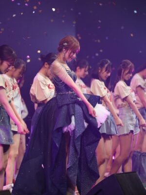 Kojima Karin Instagram - #小嶋花梨卒業コンサート 💌𓂃◌𓈒𓐍
⁡
⁡
 "大好きなNMB48へ"
そんな気持ちを込めて最後に私が出来る全てを
詰め込みました!! 
間違いなくこの9年半の活動の中で
1番楽しくて幸せな時間でした。
⁡
ありがとうございました🫧
⁡
⁡
⁡
1曲目から真っ赤な景色が広がっていて、初っ端から胸が熱くなりました。
⁡
いつの日からか、ユニットなどでステージに出てくると、赤のペンライトに色を変えて、真っ赤な景色にしてくださって、その度にNMB48ファンの皆さんからの愛を感じていました😌❤️
⁡
推しだからとかも関係なく、何も言わずとも
こじりん＝赤 だから！という皆さんの気持ち。
この景色を見る度に、頑張ろうと思えたし、NMB48ファンの皆さんの温かさに包まれていると
1番実感する瞬間でした！
⁡
もうこの景色見る事ないんだって思ったら寂しくて仕方がなかったけど、忘れることの無い景色です。
本当にありがとうございました…❤️
⁡
⁡
⁡
卒業生の皆さんも駆けつけてくださり、
あの頃が蘇ってきて幸せな時間でした💭
⁡
皆さんがいなければ乗り越えられなかった壁が沢山あって、一緒に踏ん張って頑張ってきたあの時期が1番宝物で楽しかった…！
NMB48に加入して、こんなにもかけがえの無い仲間、先輩に出会えた事が幸せです。心から感謝の気持ちでいっぱいです！ありがとうございました♡
⁡
⁡
⁡
私の人生を様々なタイミングで変えてくれた
山本彩さんも駆けつけてくださり、夢のような時間でした！これからの人生においても、この夢のような時間を思い出せば頑張れます！✊🏻ˊ˗
そしてまた未来へも気持ちを繋ぐことができたと思います😌"頑張れっ！"
⁡
⁡
⁡
大好きなメンバーに私からの思いを伝えるのはこの場が最後だと思い、一人一人にメッセージを書かせてもらいました💌𓈒𓏸︎︎︎︎
⁡
大人数グループだと中々一人一人にゆっくり向き合う事が出来ず、伝える機会もあまり無かったけど、
皆に魅力があって期待してる事だらけです！
⁡
人と比べられる世界で、自分の魅力的な部分よりも
足りないものや劣っていることに目が行きがちな環境。そんなの凄くもったいない。得意な事、好きな物がある事は大きな武器！
私はこれと言った武器が無くてどれも中途半端。
最初はそれがコンプレックスだったけど、それさえも自分の武器だと思うようになりました。
⁡
メンバーの皆には自分のいい所にもっと目を向けてほしいし、一生懸命頑張れる事も大きな武器なんだよ！と思うので、これからも自分たち信じて、自信を持って活動して欲しいなって思います☺️🤍
⁡
⁡
⁡
最後は、私達を輝かせてくださった、
衣装・メイクチームの皆さん！舞台スタッフの全てのみなさん！本当にありがとうございました!!
⁡
⁡
衣装さんのご好意でネクタイに、
山本彩さんからのメッセージを刺繍してくださったんです🥺嬉しかった〜🥺❤️
⁡
大好きだった "僕らのユリイカ"衣装も
新しく作って頂きました！後ろ姿も、どこから見ても可愛くて仕方がない!! 
⁡
デニムドレスも可愛すぎ!!一生の宝物💎💎
⁡
ぜーーーーんぶお気に入りです…♡
理想を超えるお衣装！沢山のわがままを聞いて下さり、ギリギリまで準備してくださって本当にありがとうございました👗🤍
⁡
⁡
メイクチームもずっと付きっきりで時間の無い早替えの中、細かい部分まで綺麗に直してくれてありがとうございました🥹💗
あれしたいこれしたいも全部聞いて下さり、
完璧な状態で自信もって本番迎えられました！
どの瞬間切り取っても輝けたのはメイクチームのおかげです!! 🫧
⁡
⁡
書ききれていない事も沢山ありますが…
関わって下さった全ての皆さんに感謝の気持ちでいっぱいです！本当にありがとうございました。
⁡
最終稼働日は11月20日になります！
最後までよろしくお願いします⸜🌷︎⸝‍
