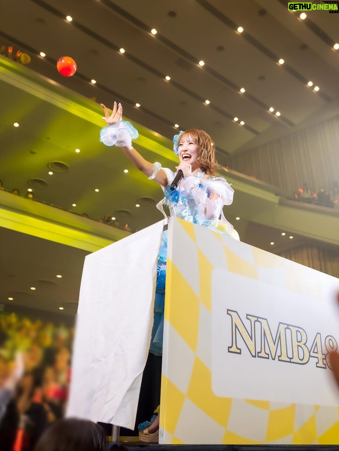 Kojima Karin - 12.4K Likes - #小嶋花梨卒業コンサート 💌𓂃◌𓈒𓐍
⁡
⁡
 "大好きなNMB48へ"
そんな気持ちを込めて最後に私が出来る全てを
詰め込みました!! 
間違いなくこの9年半の活動の中で
1番楽しくて幸せな時間でした。
⁡
ありがとうございました🫧
⁡
⁡
⁡
1曲目から真っ赤な景色が広がっていて、初っ端から胸が熱くなりました。
⁡
いつの日からか、ユニットなどでステージに出てくると、赤のペンライトに色を変えて、真っ赤な景色にしてくださって、その度にNMB48ファンの皆さんからの愛を感じていました😌❤️
⁡
推しだからとかも関係なく、何も言わずとも
こじりん＝赤 だから！という皆さんの気持ち。
この景色を見る度に、頑張ろうと思えたし、NMB48ファンの皆さんの温かさに包まれていると
1番実感する瞬間でした！
⁡
もうこの景色見る事ないんだって思ったら寂しくて仕方がなかったけど、忘れることの無い景色です。
本当にありがとうございました…❤️
⁡
⁡
⁡
卒業生の皆さんも駆けつけてくださり、
あの頃が蘇ってきて幸せな時間でした💭
⁡
皆さんがいなければ乗り越えられなかった壁が沢山あって、一緒に踏ん張って頑張ってきたあの時期が1番宝物で楽しかった…！
NMB48に加入して、こんなにもかけがえの無い仲間、先輩に出会えた事が幸せです。心から感謝の気持ちでいっぱいです！ありがとうございました♡
⁡
⁡
⁡
私の人生を様々なタイミングで変えてくれた
山本彩さんも駆けつけてくださり、夢のような時間でした！これからの人生においても、この夢のような時間を思い出せば頑張れます！✊🏻ˊ˗
そしてまた未来へも気持ちを繋ぐことができたと思います😌"頑張れっ！"
⁡
⁡
⁡
大好きなメンバーに私からの思いを伝えるのはこの場が最後だと思い、一人一人にメッセージを書かせてもらいました💌𓈒𓏸︎︎︎︎
⁡
大人数グループだと中々一人一人にゆっくり向き合う事が出来ず、伝える機会もあまり無かったけど、
皆に魅力があって期待してる事だらけです！
⁡
人と比べられる世界で、自分の魅力的な部分よりも
足りないものや劣っていることに目が行きがちな環境。そんなの凄くもったいない。得意な事、好きな物がある事は大きな武器！
私はこれと言った武器が無くてどれも中途半端。
最初はそれがコンプレックスだったけど、それさえも自分の武器だと思うようになりました。
⁡
メンバーの皆には自分のいい所にもっと目を向けてほしいし、一生懸命頑張れる事も大きな武器なんだよ！と思うので、これからも自分たち信じて、自信を持って活動して欲しいなって思います☺️🤍
⁡
⁡
⁡
最後は、私達を輝かせてくださった、
衣装・メイクチームの皆さん！舞台スタッフの全てのみなさん！本当にありがとうございました!!
⁡
⁡
衣装さんのご好意でネクタイに、
山本彩さんからのメッセージを刺繍してくださったんです🥺嬉しかった〜🥺❤️
⁡
大好きだった "僕らのユリイカ"衣装も
新しく作って頂きました！後ろ姿も、どこから見ても可愛くて仕方がない!! 
⁡
デニムドレスも可愛すぎ!!一生の宝物💎💎
⁡
ぜーーーーんぶお気に入りです…♡
理想を超えるお衣装！沢山のわがままを聞いて下さり、ギリギリまで準備してくださって本当にありがとうございました👗🤍
⁡
⁡
メイクチームもずっと付きっきりで時間の無い早替えの中、細かい部分まで綺麗に直してくれてありがとうございました🥹💗
あれしたいこれしたいも全部聞いて下さり、
完璧な状態で自信もって本番迎えられました！
どの瞬間切り取っても輝けたのはメイクチームのおかげです!! 🫧
⁡
⁡
書ききれていない事も沢山ありますが…
関わって下さった全ての皆さんに感謝の気持ちでいっぱいです！本当にありがとうございました。
⁡
最終稼働日は11月20日になります！
最後までよろしくお願いします⸜🌷︎⸝‍