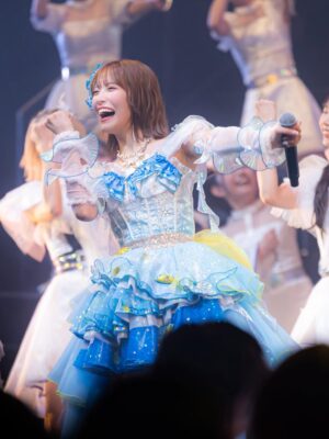 Kojima Karin Instagram - #小嶋花梨卒業コンサート 💌𓂃◌𓈒𓐍
⁡
⁡
 "大好きなNMB48へ"
そんな気持ちを込めて最後に私が出来る全てを
詰め込みました!! 
間違いなくこの9年半の活動の中で
1番楽しくて幸せな時間でした。
⁡
ありがとうございました🫧
⁡
⁡
⁡
1曲目から真っ赤な景色が広がっていて、初っ端から胸が熱くなりました。
⁡
いつの日からか、ユニットなどでステージに出てくると、赤のペンライトに色を変えて、真っ赤な景色にしてくださって、その度にNMB48ファンの皆さんからの愛を感じていました😌❤️
⁡
推しだからとかも関係なく、何も言わずとも
こじりん＝赤 だから！という皆さんの気持ち。
この景色を見る度に、頑張ろうと思えたし、NMB48ファンの皆さんの温かさに包まれていると
1番実感する瞬間でした！
⁡
もうこの景色見る事ないんだって思ったら寂しくて仕方がなかったけど、忘れることの無い景色です。
本当にありがとうございました…❤️
⁡
⁡
⁡
卒業生の皆さんも駆けつけてくださり、
あの頃が蘇ってきて幸せな時間でした💭
⁡
皆さんがいなければ乗り越えられなかった壁が沢山あって、一緒に踏ん張って頑張ってきたあの時期が1番宝物で楽しかった…！
NMB48に加入して、こんなにもかけがえの無い仲間、先輩に出会えた事が幸せです。心から感謝の気持ちでいっぱいです！ありがとうございました♡
⁡
⁡
⁡
私の人生を様々なタイミングで変えてくれた
山本彩さんも駆けつけてくださり、夢のような時間でした！これからの人生においても、この夢のような時間を思い出せば頑張れます！✊🏻ˊ˗
そしてまた未来へも気持ちを繋ぐことができたと思います😌"頑張れっ！"
⁡
⁡
⁡
大好きなメンバーに私からの思いを伝えるのはこの場が最後だと思い、一人一人にメッセージを書かせてもらいました💌𓈒𓏸︎︎︎︎
⁡
大人数グループだと中々一人一人にゆっくり向き合う事が出来ず、伝える機会もあまり無かったけど、
皆に魅力があって期待してる事だらけです！
⁡
人と比べられる世界で、自分の魅力的な部分よりも
足りないものや劣っていることに目が行きがちな環境。そんなの凄くもったいない。得意な事、好きな物がある事は大きな武器！
私はこれと言った武器が無くてどれも中途半端。
最初はそれがコンプレックスだったけど、それさえも自分の武器だと思うようになりました。
⁡
メンバーの皆には自分のいい所にもっと目を向けてほしいし、一生懸命頑張れる事も大きな武器なんだよ！と思うので、これからも自分たち信じて、自信を持って活動して欲しいなって思います☺️🤍
⁡
⁡
⁡
最後は、私達を輝かせてくださった、
衣装・メイクチームの皆さん！舞台スタッフの全てのみなさん！本当にありがとうございました!!
⁡
⁡
衣装さんのご好意でネクタイに、
山本彩さんからのメッセージを刺繍してくださったんです🥺嬉しかった〜🥺❤️
⁡
大好きだった "僕らのユリイカ"衣装も
新しく作って頂きました！後ろ姿も、どこから見ても可愛くて仕方がない!! 
⁡
デニムドレスも可愛すぎ!!一生の宝物💎💎
⁡
ぜーーーーんぶお気に入りです…♡
理想を超えるお衣装！沢山のわがままを聞いて下さり、ギリギリまで準備してくださって本当にありがとうございました👗🤍
⁡
⁡
メイクチームもずっと付きっきりで時間の無い早替えの中、細かい部分まで綺麗に直してくれてありがとうございました🥹💗
あれしたいこれしたいも全部聞いて下さり、
完璧な状態で自信もって本番迎えられました！
どの瞬間切り取っても輝けたのはメイクチームのおかげです!! 🫧
⁡
⁡
書ききれていない事も沢山ありますが…
関わって下さった全ての皆さんに感謝の気持ちでいっぱいです！本当にありがとうございました。
⁡
最終稼働日は11月20日になります！
最後までよろしくお願いします⸜🌷︎⸝‍