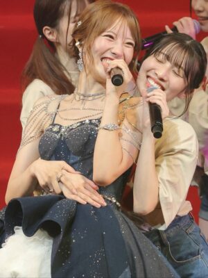 Kojima Karin Instagram - #小嶋花梨卒業コンサート 💌𓂃◌𓈒𓐍
⁡
⁡
 "大好きなNMB48へ"
そんな気持ちを込めて最後に私が出来る全てを
詰め込みました!! 
間違いなくこの9年半の活動の中で
1番楽しくて幸せな時間でした。
⁡
ありがとうございました🫧
⁡
⁡
⁡
1曲目から真っ赤な景色が広がっていて、初っ端から胸が熱くなりました。
⁡
いつの日からか、ユニットなどでステージに出てくると、赤のペンライトに色を変えて、真っ赤な景色にしてくださって、その度にNMB48ファンの皆さんからの愛を感じていました😌❤️
⁡
推しだからとかも関係なく、何も言わずとも
こじりん＝赤 だから！という皆さんの気持ち。
この景色を見る度に、頑張ろうと思えたし、NMB48ファンの皆さんの温かさに包まれていると
1番実感する瞬間でした！
⁡
もうこの景色見る事ないんだって思ったら寂しくて仕方がなかったけど、忘れることの無い景色です。
本当にありがとうございました…❤️
⁡
⁡
⁡
卒業生の皆さんも駆けつけてくださり、
あの頃が蘇ってきて幸せな時間でした💭
⁡
皆さんがいなければ乗り越えられなかった壁が沢山あって、一緒に踏ん張って頑張ってきたあの時期が1番宝物で楽しかった…！
NMB48に加入して、こんなにもかけがえの無い仲間、先輩に出会えた事が幸せです。心から感謝の気持ちでいっぱいです！ありがとうございました♡
⁡
⁡
⁡
私の人生を様々なタイミングで変えてくれた
山本彩さんも駆けつけてくださり、夢のような時間でした！これからの人生においても、この夢のような時間を思い出せば頑張れます！✊🏻ˊ˗
そしてまた未来へも気持ちを繋ぐことができたと思います😌"頑張れっ！"
⁡
⁡
⁡
大好きなメンバーに私からの思いを伝えるのはこの場が最後だと思い、一人一人にメッセージを書かせてもらいました💌𓈒𓏸︎︎︎︎
⁡
大人数グループだと中々一人一人にゆっくり向き合う事が出来ず、伝える機会もあまり無かったけど、
皆に魅力があって期待してる事だらけです！
⁡
人と比べられる世界で、自分の魅力的な部分よりも
足りないものや劣っていることに目が行きがちな環境。そんなの凄くもったいない。得意な事、好きな物がある事は大きな武器！
私はこれと言った武器が無くてどれも中途半端。
最初はそれがコンプレックスだったけど、それさえも自分の武器だと思うようになりました。
⁡
メンバーの皆には自分のいい所にもっと目を向けてほしいし、一生懸命頑張れる事も大きな武器なんだよ！と思うので、これからも自分たち信じて、自信を持って活動して欲しいなって思います☺️🤍
⁡
⁡
⁡
最後は、私達を輝かせてくださった、
衣装・メイクチームの皆さん！舞台スタッフの全てのみなさん！本当にありがとうございました!!
⁡
⁡
衣装さんのご好意でネクタイに、
山本彩さんからのメッセージを刺繍してくださったんです🥺嬉しかった〜🥺❤️
⁡
大好きだった "僕らのユリイカ"衣装も
新しく作って頂きました！後ろ姿も、どこから見ても可愛くて仕方がない!! 
⁡
デニムドレスも可愛すぎ!!一生の宝物💎💎
⁡
ぜーーーーんぶお気に入りです…♡
理想を超えるお衣装！沢山のわがままを聞いて下さり、ギリギリまで準備してくださって本当にありがとうございました👗🤍
⁡
⁡
メイクチームもずっと付きっきりで時間の無い早替えの中、細かい部分まで綺麗に直してくれてありがとうございました🥹💗
あれしたいこれしたいも全部聞いて下さり、
完璧な状態で自信もって本番迎えられました！
どの瞬間切り取っても輝けたのはメイクチームのおかげです!! 🫧
⁡
⁡
書ききれていない事も沢山ありますが…
関わって下さった全ての皆さんに感謝の気持ちでいっぱいです！本当にありがとうございました。
⁡
最終稼働日は11月20日になります！
最後までよろしくお願いします⸜🌷︎⸝‍