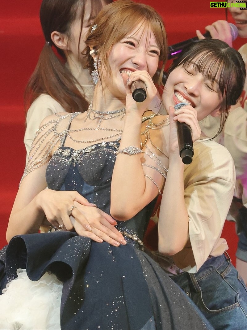 Kojima Karin - 12.4K Likes - #小嶋花梨卒業コンサート 💌𓂃◌𓈒𓐍
⁡
⁡
 "大好きなNMB48へ"
そんな気持ちを込めて最後に私が出来る全てを
詰め込みました!! 
間違いなくこの9年半の活動の中で
1番楽しくて幸せな時間でした。
⁡
ありがとうございました🫧
⁡
⁡
⁡
1曲目から真っ赤な景色が広がっていて、初っ端から胸が熱くなりました。
⁡
いつの日からか、ユニットなどでステージに出てくると、赤のペンライトに色を変えて、真っ赤な景色にしてくださって、その度にNMB48ファンの皆さんからの愛を感じていました😌❤️
⁡
推しだからとかも関係なく、何も言わずとも
こじりん＝赤 だから！という皆さんの気持ち。
この景色を見る度に、頑張ろうと思えたし、NMB48ファンの皆さんの温かさに包まれていると
1番実感する瞬間でした！
⁡
もうこの景色見る事ないんだって思ったら寂しくて仕方がなかったけど、忘れることの無い景色です。
本当にありがとうございました…❤️
⁡
⁡
⁡
卒業生の皆さんも駆けつけてくださり、
あの頃が蘇ってきて幸せな時間でした💭
⁡
皆さんがいなければ乗り越えられなかった壁が沢山あって、一緒に踏ん張って頑張ってきたあの時期が1番宝物で楽しかった…！
NMB48に加入して、こんなにもかけがえの無い仲間、先輩に出会えた事が幸せです。心から感謝の気持ちでいっぱいです！ありがとうございました♡
⁡
⁡
⁡
私の人生を様々なタイミングで変えてくれた
山本彩さんも駆けつけてくださり、夢のような時間でした！これからの人生においても、この夢のような時間を思い出せば頑張れます！✊🏻ˊ˗
そしてまた未来へも気持ちを繋ぐことができたと思います😌"頑張れっ！"
⁡
⁡
⁡
大好きなメンバーに私からの思いを伝えるのはこの場が最後だと思い、一人一人にメッセージを書かせてもらいました💌𓈒𓏸︎︎︎︎
⁡
大人数グループだと中々一人一人にゆっくり向き合う事が出来ず、伝える機会もあまり無かったけど、
皆に魅力があって期待してる事だらけです！
⁡
人と比べられる世界で、自分の魅力的な部分よりも
足りないものや劣っていることに目が行きがちな環境。そんなの凄くもったいない。得意な事、好きな物がある事は大きな武器！
私はこれと言った武器が無くてどれも中途半端。
最初はそれがコンプレックスだったけど、それさえも自分の武器だと思うようになりました。
⁡
メンバーの皆には自分のいい所にもっと目を向けてほしいし、一生懸命頑張れる事も大きな武器なんだよ！と思うので、これからも自分たち信じて、自信を持って活動して欲しいなって思います☺️🤍
⁡
⁡
⁡
最後は、私達を輝かせてくださった、
衣装・メイクチームの皆さん！舞台スタッフの全てのみなさん！本当にありがとうございました!!
⁡
⁡
衣装さんのご好意でネクタイに、
山本彩さんからのメッセージを刺繍してくださったんです🥺嬉しかった〜🥺❤️
⁡
大好きだった "僕らのユリイカ"衣装も
新しく作って頂きました！後ろ姿も、どこから見ても可愛くて仕方がない!! 
⁡
デニムドレスも可愛すぎ!!一生の宝物💎💎
⁡
ぜーーーーんぶお気に入りです…♡
理想を超えるお衣装！沢山のわがままを聞いて下さり、ギリギリまで準備してくださって本当にありがとうございました👗🤍
⁡
⁡
メイクチームもずっと付きっきりで時間の無い早替えの中、細かい部分まで綺麗に直してくれてありがとうございました🥹💗
あれしたいこれしたいも全部聞いて下さり、
完璧な状態で自信もって本番迎えられました！
どの瞬間切り取っても輝けたのはメイクチームのおかげです!! 🫧
⁡
⁡
書ききれていない事も沢山ありますが…
関わって下さった全ての皆さんに感謝の気持ちでいっぱいです！本当にありがとうございました。
⁡
最終稼働日は11月20日になります！
最後までよろしくお願いします⸜🌷︎⸝‍