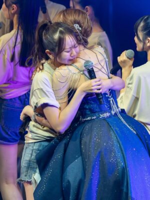 Kojima Karin Instagram - #小嶋花梨卒業コンサート 💌𓂃◌𓈒𓐍
⁡
⁡
 "大好きなNMB48へ"
そんな気持ちを込めて最後に私が出来る全てを
詰め込みました!! 
間違いなくこの9年半の活動の中で
1番楽しくて幸せな時間でした。
⁡
ありがとうございました🫧
⁡
⁡
⁡
1曲目から真っ赤な景色が広がっていて、初っ端から胸が熱くなりました。
⁡
いつの日からか、ユニットなどでステージに出てくると、赤のペンライトに色を変えて、真っ赤な景色にしてくださって、その度にNMB48ファンの皆さんからの愛を感じていました😌❤️
⁡
推しだからとかも関係なく、何も言わずとも
こじりん＝赤 だから！という皆さんの気持ち。
この景色を見る度に、頑張ろうと思えたし、NMB48ファンの皆さんの温かさに包まれていると
1番実感する瞬間でした！
⁡
もうこの景色見る事ないんだって思ったら寂しくて仕方がなかったけど、忘れることの無い景色です。
本当にありがとうございました…❤️
⁡
⁡
⁡
卒業生の皆さんも駆けつけてくださり、
あの頃が蘇ってきて幸せな時間でした💭
⁡
皆さんがいなければ乗り越えられなかった壁が沢山あって、一緒に踏ん張って頑張ってきたあの時期が1番宝物で楽しかった…！
NMB48に加入して、こんなにもかけがえの無い仲間、先輩に出会えた事が幸せです。心から感謝の気持ちでいっぱいです！ありがとうございました♡
⁡
⁡
⁡
私の人生を様々なタイミングで変えてくれた
山本彩さんも駆けつけてくださり、夢のような時間でした！これからの人生においても、この夢のような時間を思い出せば頑張れます！✊🏻ˊ˗
そしてまた未来へも気持ちを繋ぐことができたと思います😌"頑張れっ！"
⁡
⁡
⁡
大好きなメンバーに私からの思いを伝えるのはこの場が最後だと思い、一人一人にメッセージを書かせてもらいました💌𓈒𓏸︎︎︎︎
⁡
大人数グループだと中々一人一人にゆっくり向き合う事が出来ず、伝える機会もあまり無かったけど、
皆に魅力があって期待してる事だらけです！
⁡
人と比べられる世界で、自分の魅力的な部分よりも
足りないものや劣っていることに目が行きがちな環境。そんなの凄くもったいない。得意な事、好きな物がある事は大きな武器！
私はこれと言った武器が無くてどれも中途半端。
最初はそれがコンプレックスだったけど、それさえも自分の武器だと思うようになりました。
⁡
メンバーの皆には自分のいい所にもっと目を向けてほしいし、一生懸命頑張れる事も大きな武器なんだよ！と思うので、これからも自分たち信じて、自信を持って活動して欲しいなって思います☺️🤍
⁡
⁡
⁡
最後は、私達を輝かせてくださった、
衣装・メイクチームの皆さん！舞台スタッフの全てのみなさん！本当にありがとうございました!!
⁡
⁡
衣装さんのご好意でネクタイに、
山本彩さんからのメッセージを刺繍してくださったんです🥺嬉しかった〜🥺❤️
⁡
大好きだった "僕らのユリイカ"衣装も
新しく作って頂きました！後ろ姿も、どこから見ても可愛くて仕方がない!! 
⁡
デニムドレスも可愛すぎ!!一生の宝物💎💎
⁡
ぜーーーーんぶお気に入りです…♡
理想を超えるお衣装！沢山のわがままを聞いて下さり、ギリギリまで準備してくださって本当にありがとうございました👗🤍
⁡
⁡
メイクチームもずっと付きっきりで時間の無い早替えの中、細かい部分まで綺麗に直してくれてありがとうございました🥹💗
あれしたいこれしたいも全部聞いて下さり、
完璧な状態で自信もって本番迎えられました！
どの瞬間切り取っても輝けたのはメイクチームのおかげです!! 🫧
⁡
⁡
書ききれていない事も沢山ありますが…
関わって下さった全ての皆さんに感謝の気持ちでいっぱいです！本当にありがとうございました。
⁡
最終稼働日は11月20日になります！
最後までよろしくお願いします⸜🌷︎⸝‍