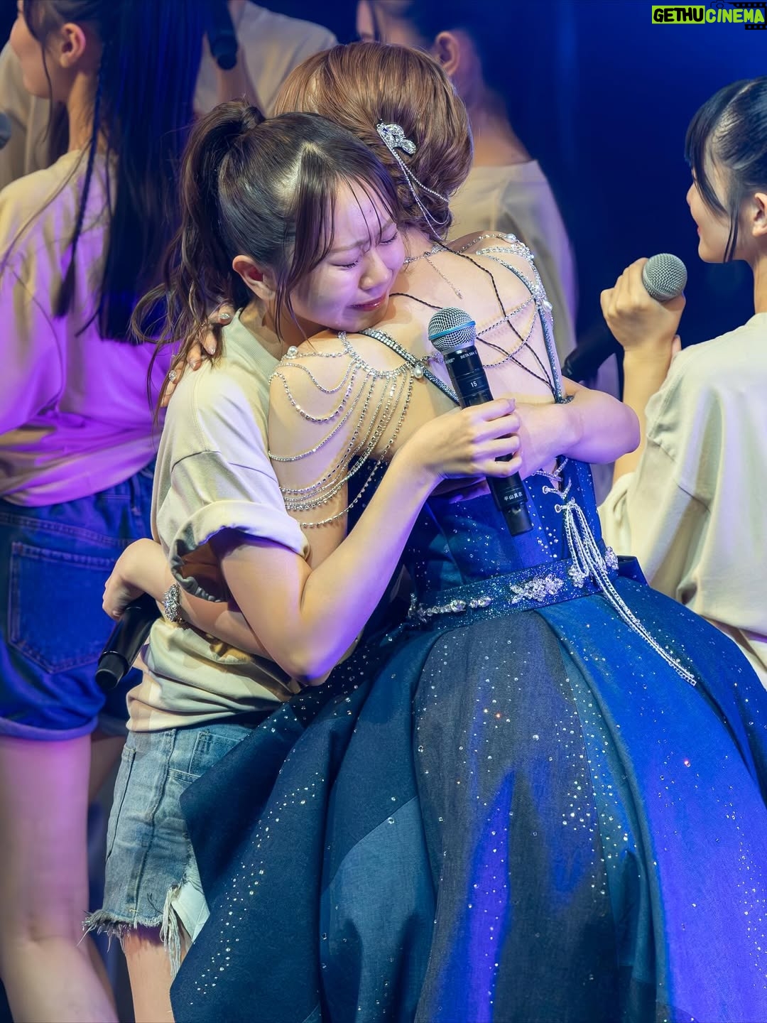 Kojima Karin - 12.4K Likes - #小嶋花梨卒業コンサート 💌𓂃◌𓈒𓐍
⁡
⁡
 "大好きなNMB48へ"
そんな気持ちを込めて最後に私が出来る全てを
詰め込みました!! 
間違いなくこの9年半の活動の中で
1番楽しくて幸せな時間でした。
⁡
ありがとうございました🫧
⁡
⁡
⁡
1曲目から真っ赤な景色が広がっていて、初っ端から胸が熱くなりました。
⁡
いつの日からか、ユニットなどでステージに出てくると、赤のペンライトに色を変えて、真っ赤な景色にしてくださって、その度にNMB48ファンの皆さんからの愛を感じていました😌❤️
⁡
推しだからとかも関係なく、何も言わずとも
こじりん＝赤 だから！という皆さんの気持ち。
この景色を見る度に、頑張ろうと思えたし、NMB48ファンの皆さんの温かさに包まれていると
1番実感する瞬間でした！
⁡
もうこの景色見る事ないんだって思ったら寂しくて仕方がなかったけど、忘れることの無い景色です。
本当にありがとうございました…❤️
⁡
⁡
⁡
卒業生の皆さんも駆けつけてくださり、
あの頃が蘇ってきて幸せな時間でした💭
⁡
皆さんがいなければ乗り越えられなかった壁が沢山あって、一緒に踏ん張って頑張ってきたあの時期が1番宝物で楽しかった…！
NMB48に加入して、こんなにもかけがえの無い仲間、先輩に出会えた事が幸せです。心から感謝の気持ちでいっぱいです！ありがとうございました♡
⁡
⁡
⁡
私の人生を様々なタイミングで変えてくれた
山本彩さんも駆けつけてくださり、夢のような時間でした！これからの人生においても、この夢のような時間を思い出せば頑張れます！✊🏻ˊ˗
そしてまた未来へも気持ちを繋ぐことができたと思います😌"頑張れっ！"
⁡
⁡
⁡
大好きなメンバーに私からの思いを伝えるのはこの場が最後だと思い、一人一人にメッセージを書かせてもらいました💌𓈒𓏸︎︎︎︎
⁡
大人数グループだと中々一人一人にゆっくり向き合う事が出来ず、伝える機会もあまり無かったけど、
皆に魅力があって期待してる事だらけです！
⁡
人と比べられる世界で、自分の魅力的な部分よりも
足りないものや劣っていることに目が行きがちな環境。そんなの凄くもったいない。得意な事、好きな物がある事は大きな武器！
私はこれと言った武器が無くてどれも中途半端。
最初はそれがコンプレックスだったけど、それさえも自分の武器だと思うようになりました。
⁡
メンバーの皆には自分のいい所にもっと目を向けてほしいし、一生懸命頑張れる事も大きな武器なんだよ！と思うので、これからも自分たち信じて、自信を持って活動して欲しいなって思います☺️🤍
⁡
⁡
⁡
最後は、私達を輝かせてくださった、
衣装・メイクチームの皆さん！舞台スタッフの全てのみなさん！本当にありがとうございました!!
⁡
⁡
衣装さんのご好意でネクタイに、
山本彩さんからのメッセージを刺繍してくださったんです🥺嬉しかった〜🥺❤️
⁡
大好きだった "僕らのユリイカ"衣装も
新しく作って頂きました！後ろ姿も、どこから見ても可愛くて仕方がない!! 
⁡
デニムドレスも可愛すぎ!!一生の宝物💎💎
⁡
ぜーーーーんぶお気に入りです…♡
理想を超えるお衣装！沢山のわがままを聞いて下さり、ギリギリまで準備してくださって本当にありがとうございました👗🤍
⁡
⁡
メイクチームもずっと付きっきりで時間の無い早替えの中、細かい部分まで綺麗に直してくれてありがとうございました🥹💗
あれしたいこれしたいも全部聞いて下さり、
完璧な状態で自信もって本番迎えられました！
どの瞬間切り取っても輝けたのはメイクチームのおかげです!! 🫧
⁡
⁡
書ききれていない事も沢山ありますが…
関わって下さった全ての皆さんに感謝の気持ちでいっぱいです！本当にありがとうございました。
⁡
最終稼働日は11月20日になります！
最後までよろしくお願いします⸜🌷︎⸝‍