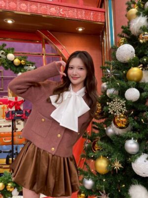 Kokoro Aoshima Instagram - ・
@sundayjapon_tbs 
サンジャポさんありがとうございました
政治や経済の事は知識勉強不足で申し訳なかったですが、これを機にもう少し学んでみたいとおもいました

スタジオがクリスマスで可愛かったです🎄🤎
いっぱい撮ったので特別に