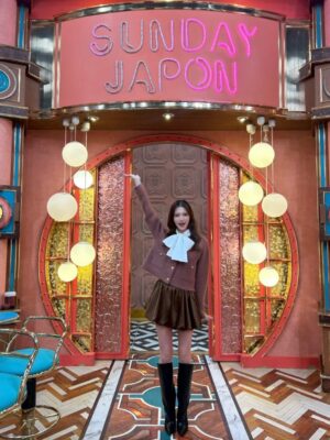 Kokoro Aoshima Instagram - ・
@sundayjapon_tbs 
サンジャポさんありがとうございました
政治や経済の事は知識勉強不足で申し訳なかったですが、これを機にもう少し学んでみたいとおもいました

スタジオがクリスマスで可愛かったです🎄🤎
いっぱい撮ったので特別に