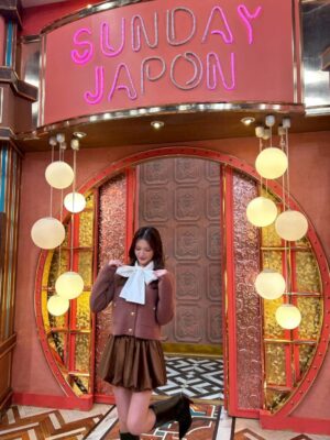 Kokoro Aoshima Instagram - ・
@sundayjapon_tbs 
サンジャポさんありがとうございました
政治や経済の事は知識勉強不足で申し訳なかったですが、これを機にもう少し学んでみたいとおもいました

スタジオがクリスマスで可愛かったです🎄🤎
いっぱい撮ったので特別に