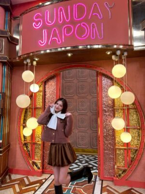 Kokoro Aoshima Instagram - ・
@sundayjapon_tbs 
サンジャポさんありがとうございました
政治や経済の事は知識勉強不足で申し訳なかったですが、これを機にもう少し学んでみたいとおもいました

スタジオがクリスマスで可愛かったです🎄🤎
いっぱい撮ったので特別に