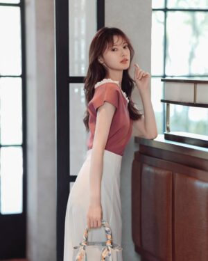 Kokoro Aoshima Instagram - ・
@proportionbodydressing × @bijinhyakka 
6月号美人百花様とプロポ様のHPに載っております

今回も綺麗なお姉様にして頂きました🪽
他にも美し可愛よいお洋服が紙面、HP共にたくさんありますのでぜひ。
・
・
そして今月号の @vocemagazine でも変身しております。長井様マジック🤍
・
https://mix.tokyo/blogs/feature/250523-pbd-bijinhyakka?slider_bnr