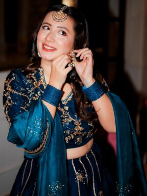 Komal Aziz Khan Instagram - Shaadi season got me …

Outfit @mubashirausmanofficial 
Photography @rehanmithanii 
Makeup and styling by your truly 🥰