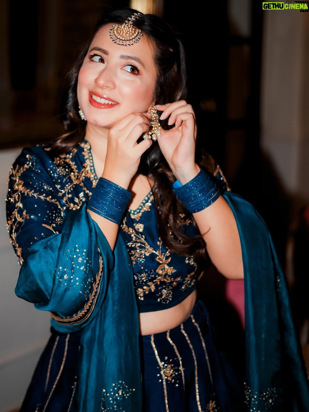 Komal Aziz Khan - 57.4K Likes - Shaadi season got me …

Outfit @mubashirausmanofficial 
Photography @rehanmithanii 
Makeup and styling by your truly 🥰