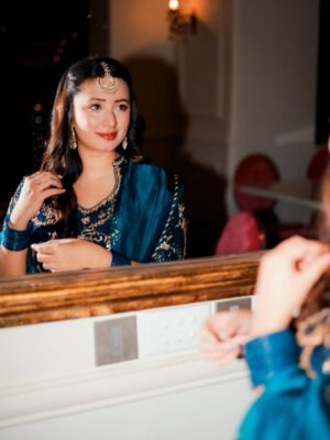 Komal Aziz Khan Instagram - Shaadi season got me …

Outfit @mubashirausmanofficial 
Photography @rehanmithanii 
Makeup and styling by your truly 🥰